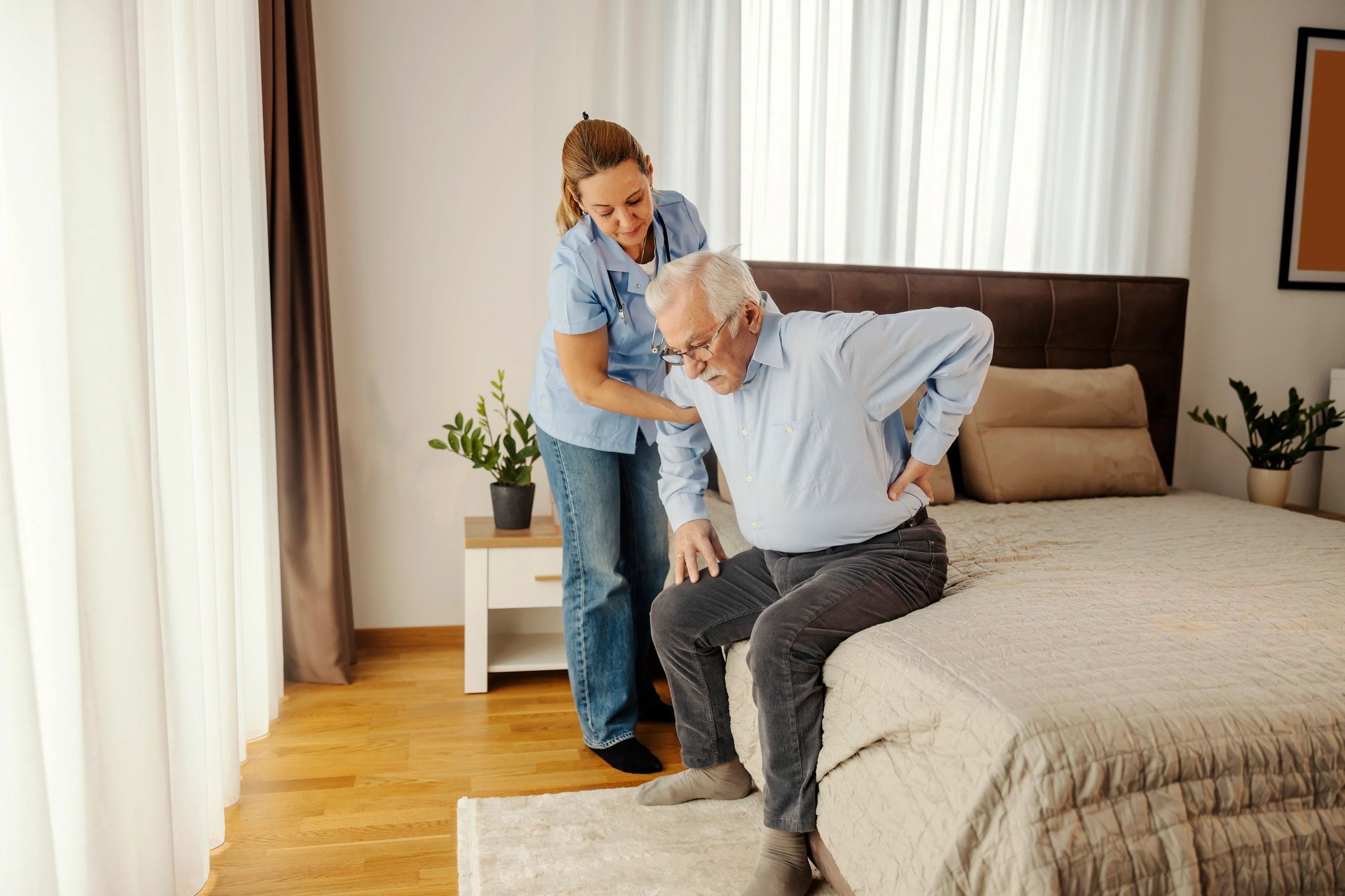 HomeCare Haven™ nurse consulting with a family in Lakewood, CA